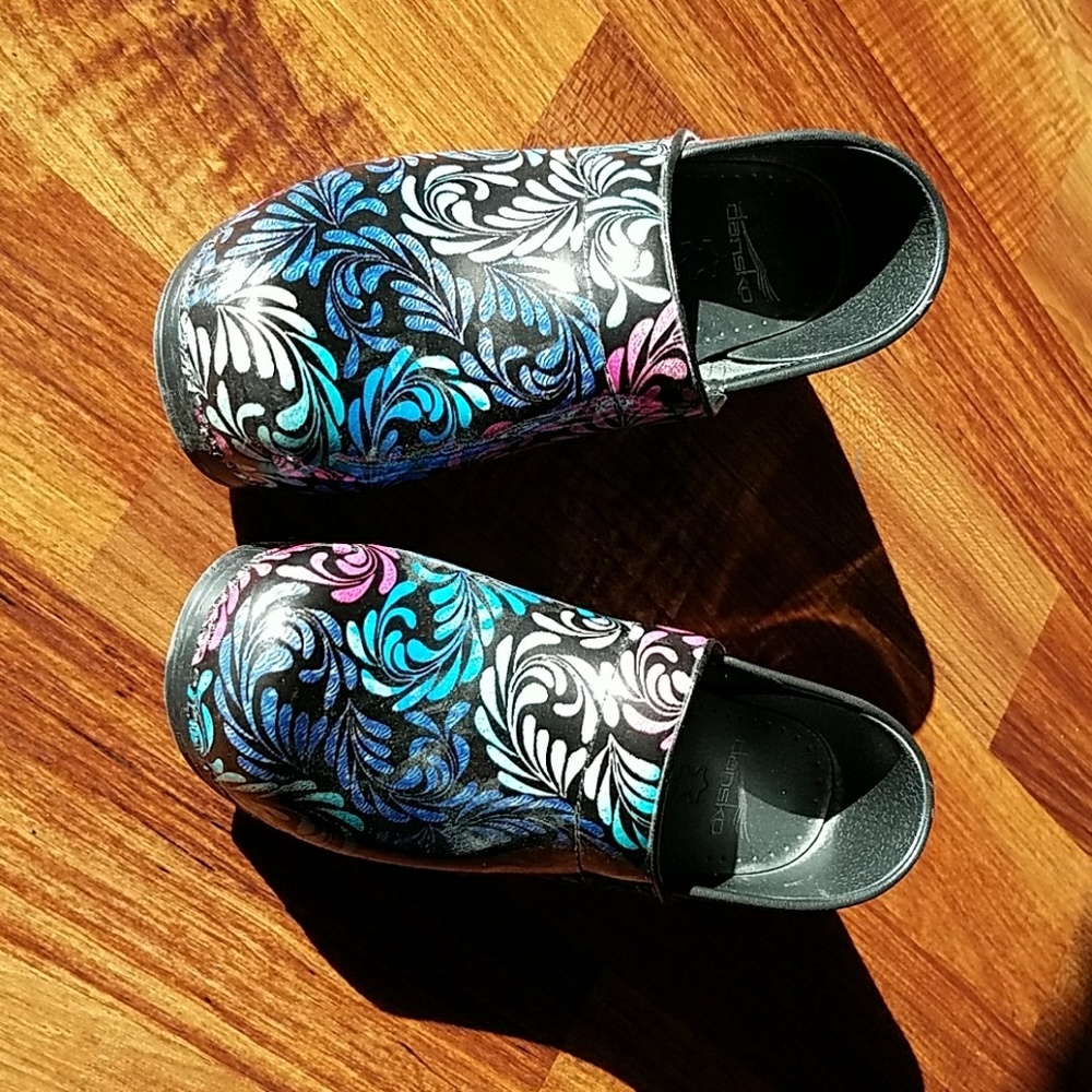Dansko women's size 38 patent leather clogs